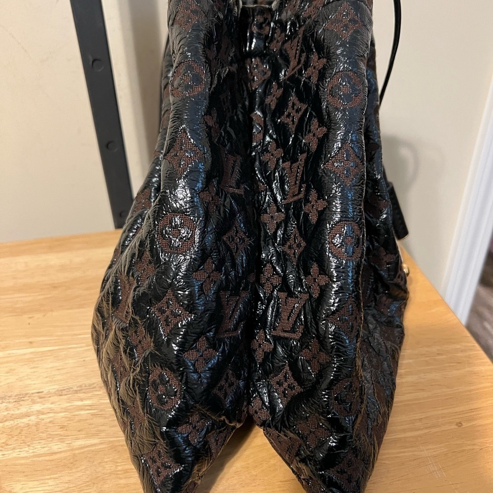 Louis Vuitton Monogram Squishy Drawstring - Picture 5 of 15